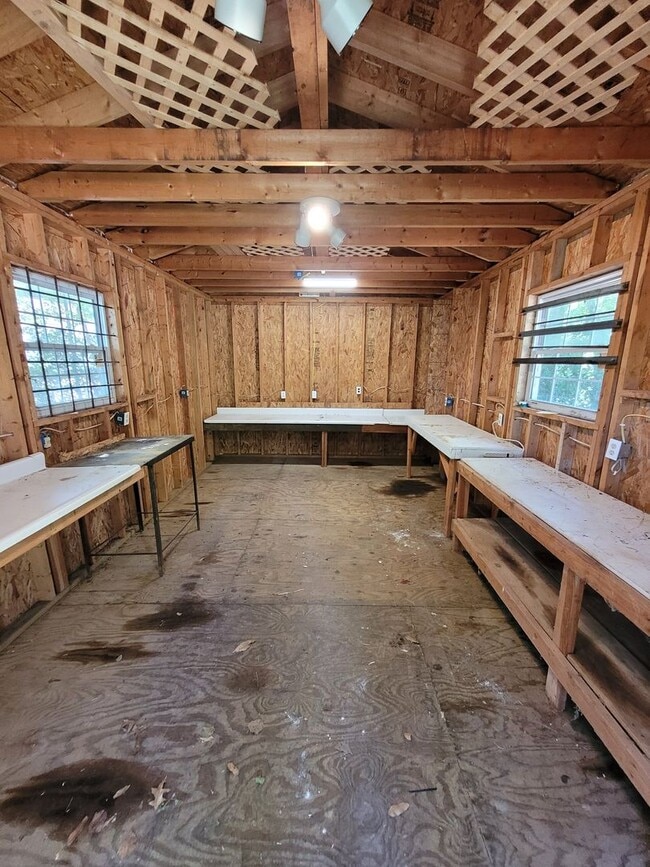 Building Photo - 2 Bedroom Home with large yard