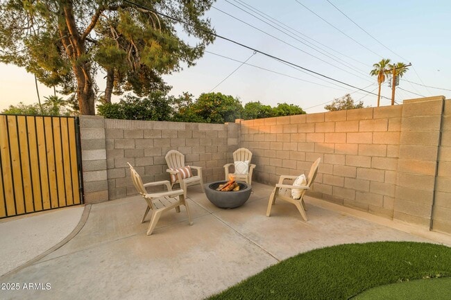 Building Photo - 1224 E Alameda Dr