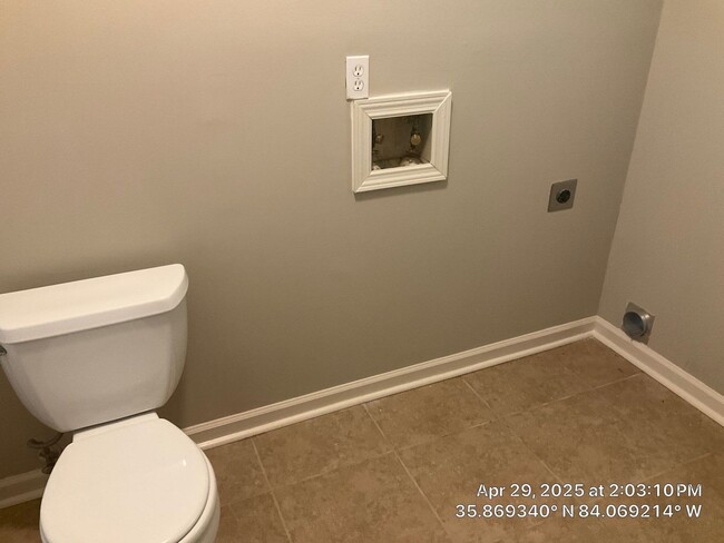 Building Photo - 3 Bedroom / 2.5 Bath House Available Now