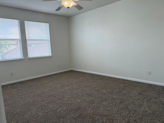 Building Photo - Gorgeous 4 bedroom 2 story home in Anatolia