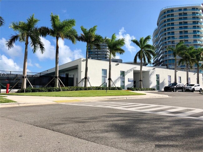 Building Photo - 14951 Royal Oaks Ln