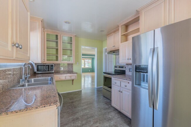 Building Photo - Beautiful 3 bed 1 bath house