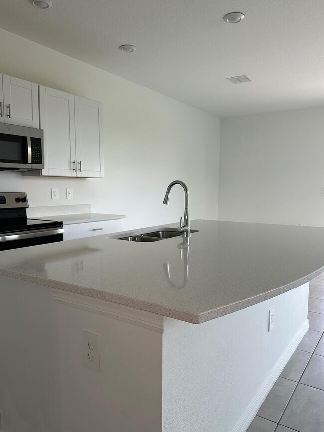 Building Photo - 2287 Portrait St