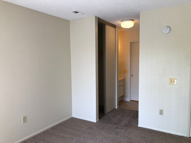 Building Photo - Mira Mesa Top Floor Dual Master Condo!