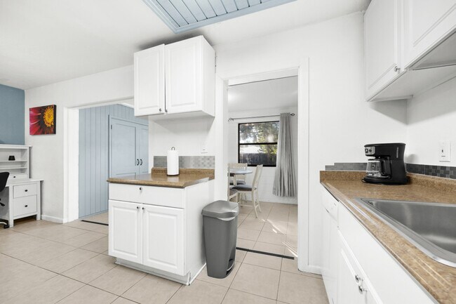 Building Photo - 735 SE 4th Ave