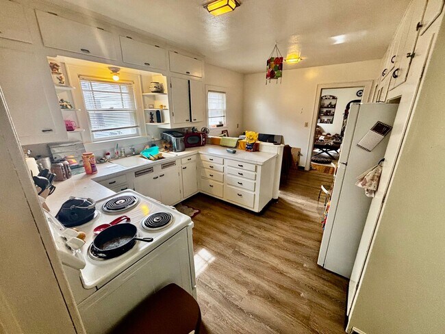 Building Photo - 404 S Van Buren St