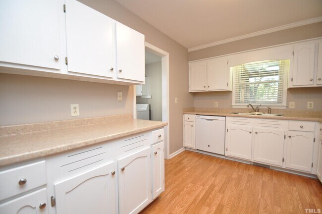 Building Photo - 9001 Crestwood Dr