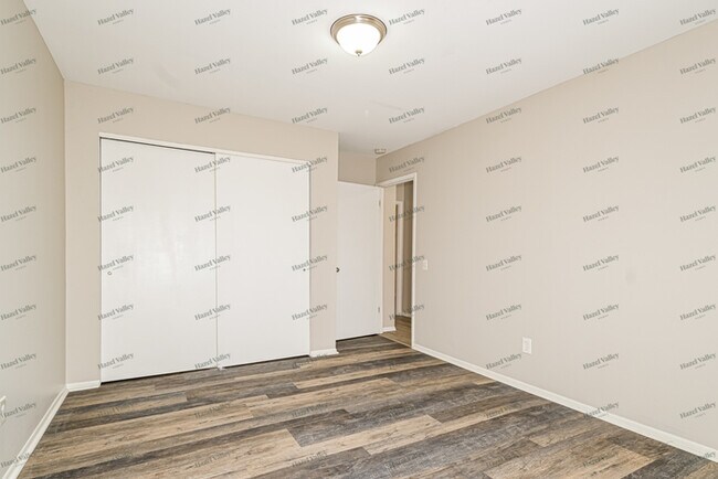 Building Photo - 12000 Kingshead Dr