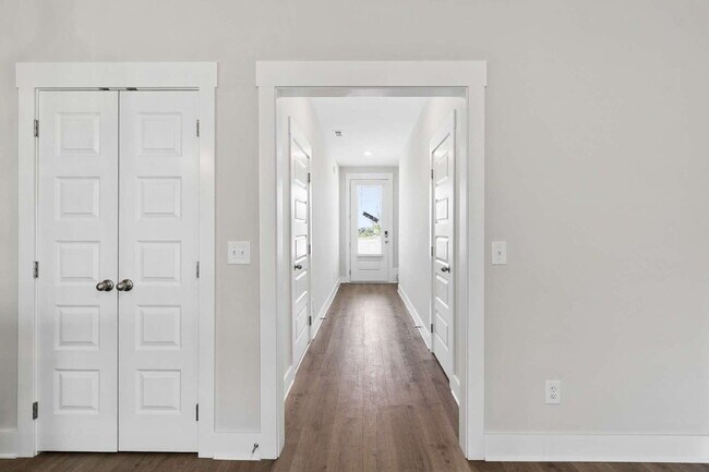 Building Photo - "Charming 3-Bed Townhouse Retreat with 2.5 Baths in Hendersonville's Heart!"