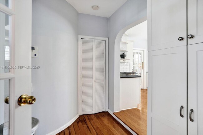 Building Photo - 940 Hollywood Blvd