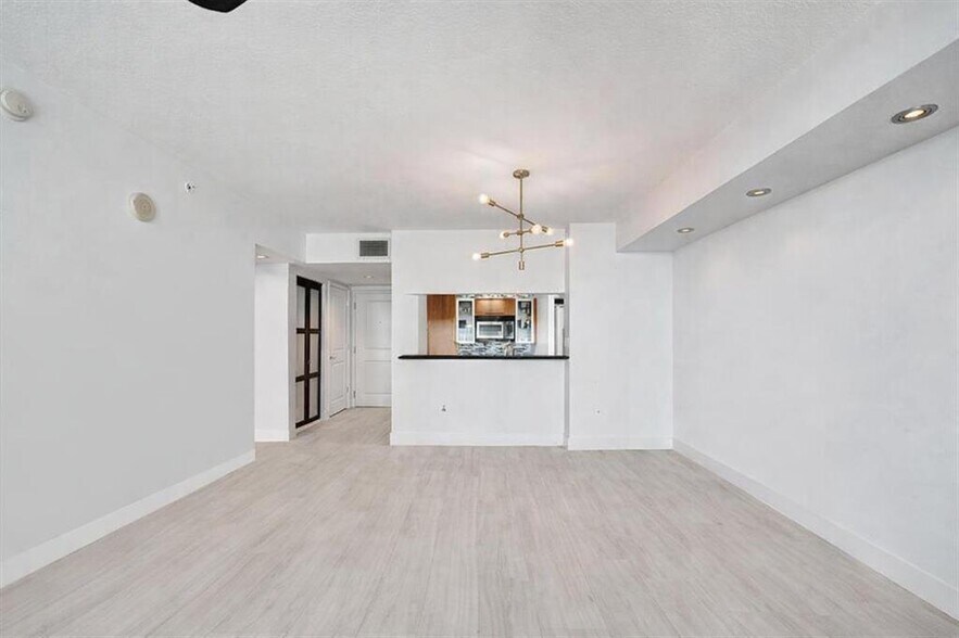 Building Photo - 610 W Las Olas Blvd