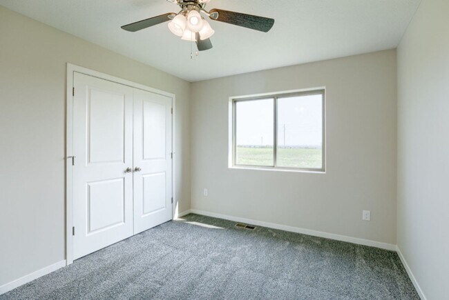 Building Photo - Spacious 2-Story with 3 bedrooms/2.5 bathrooms