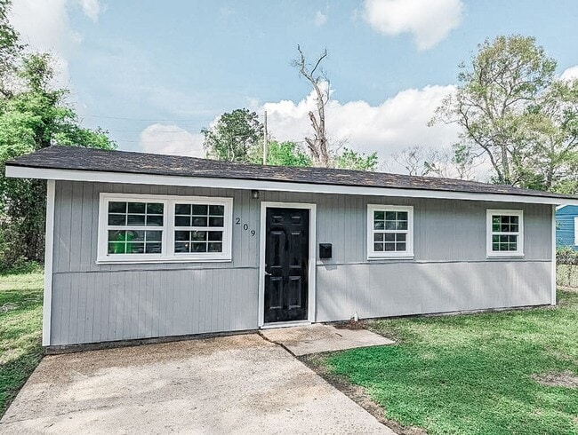 Building Photo - Available Now *PET FRIENDLY*