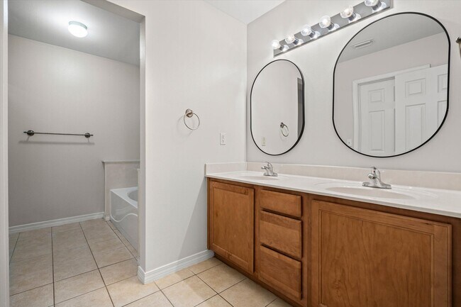 Building Photo - 8981 Gale Rowe Ln