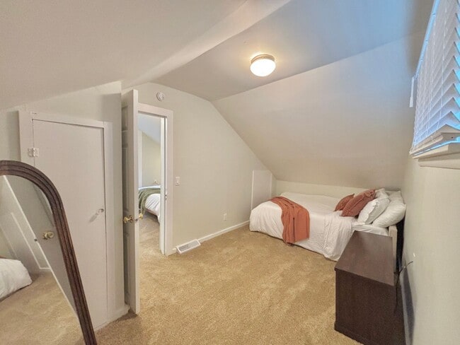 Building Photo - Furnished 2bd | Free internet 1 year!