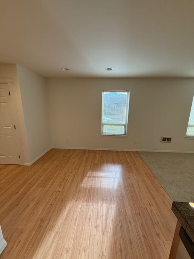 Building Photo - Spacious town home in small community.  Spacious and bright!  Available now!