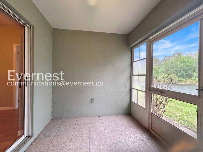 Building Photo - 3435 Village Green Ct