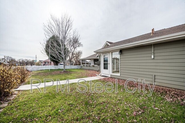 Building Photo - 903 W 15th St