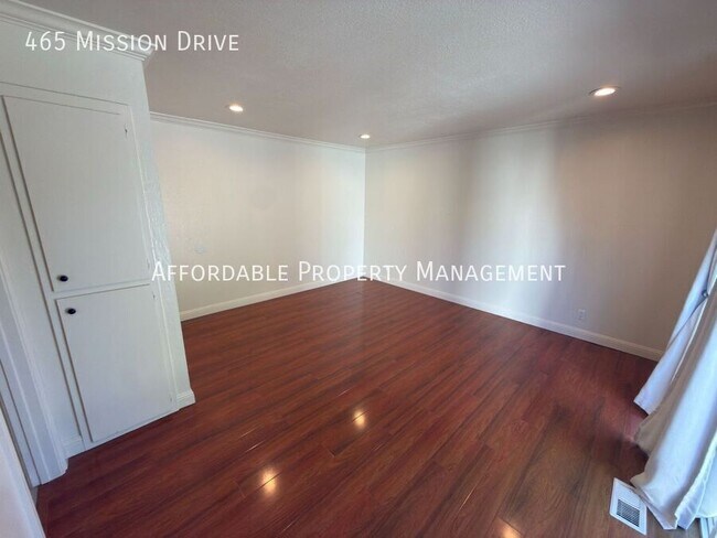 Building Photo - 465 Mission Dr