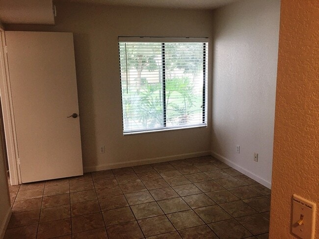 Building Photo - Updated End Unit 3 Bedroom Townhome