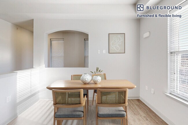 Building Photo - 1000 Lupine