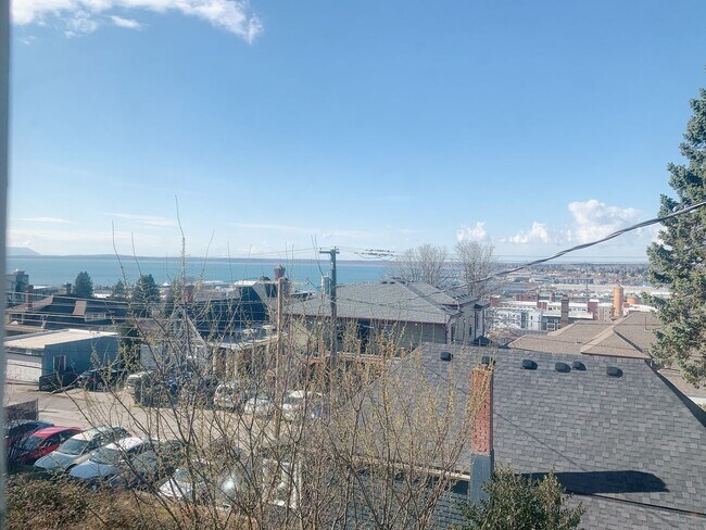 Building Photo - 1021/1023 High St