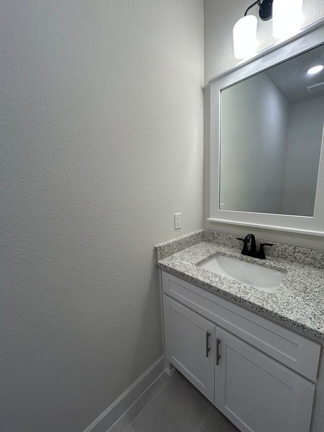 Building Photo - Beautiful Modern Home in Pea Ridge!