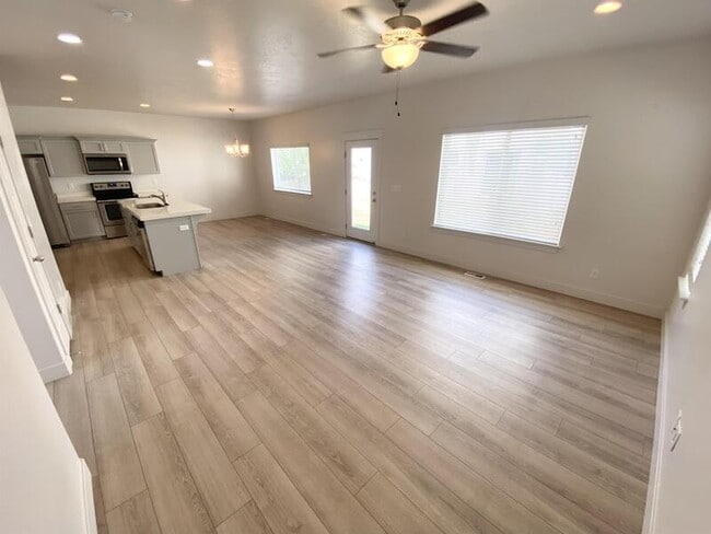 Building Photo - 521 N 20 W