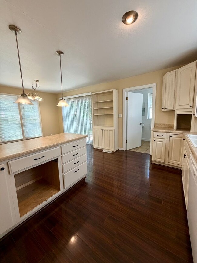 Building Photo - 3 Bed/1.5 Bath House For Rent with 2 Car Garage!