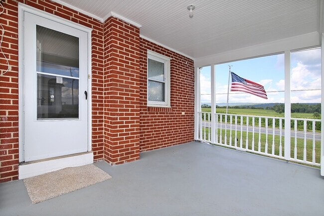 Building Photo - Fredericksburg 3 bedroom w 2 car garage