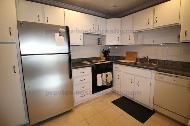 Building Photo - 2Br/1Bth apartment available June 1st ! Public transportation, close to shops and restaurants!