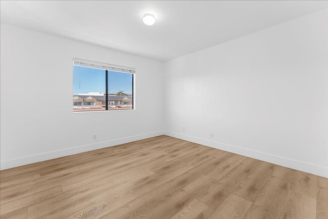 Building Photo - 631 E Elk Ave