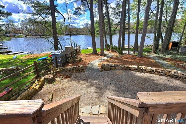 Building Photo - 10 Old Pinewood Trail