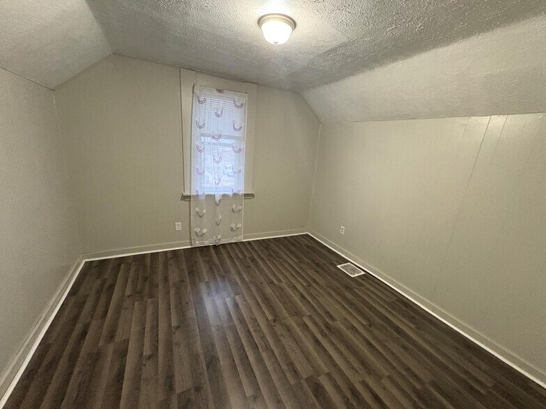 Building Photo - 526 Paine Ave