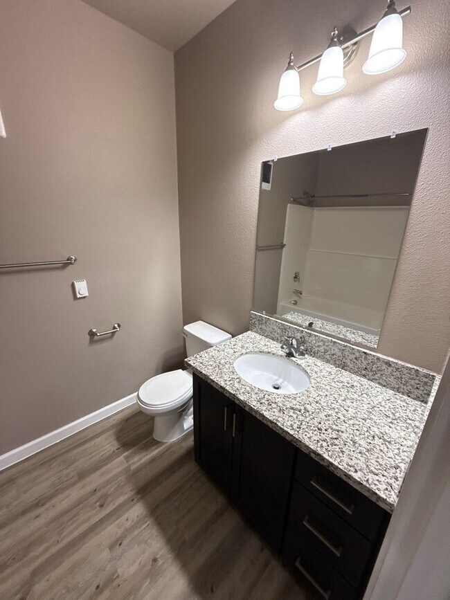 Building Photo - 4261 Hawthorne Ave NE