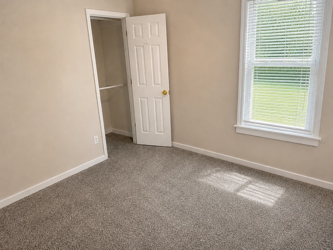 Building Photo - Adorable 2-Bedroom Gem: Fresh Floors & New Appliances!