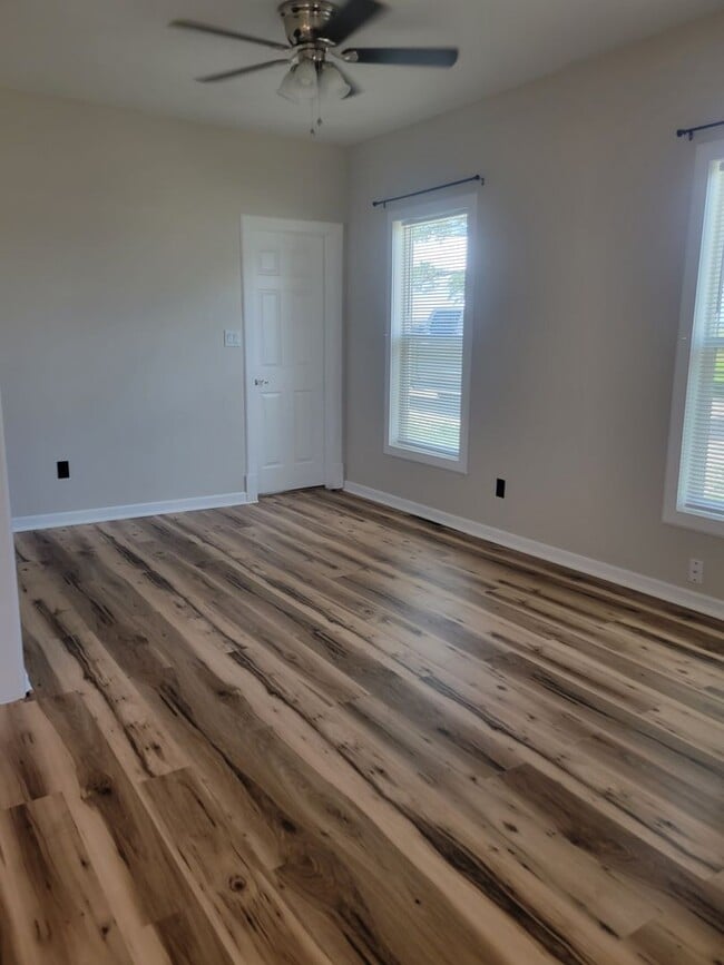 Building Photo - ALL PROSPECTIVE TENANTS MUST SUBMIT A $58 ...