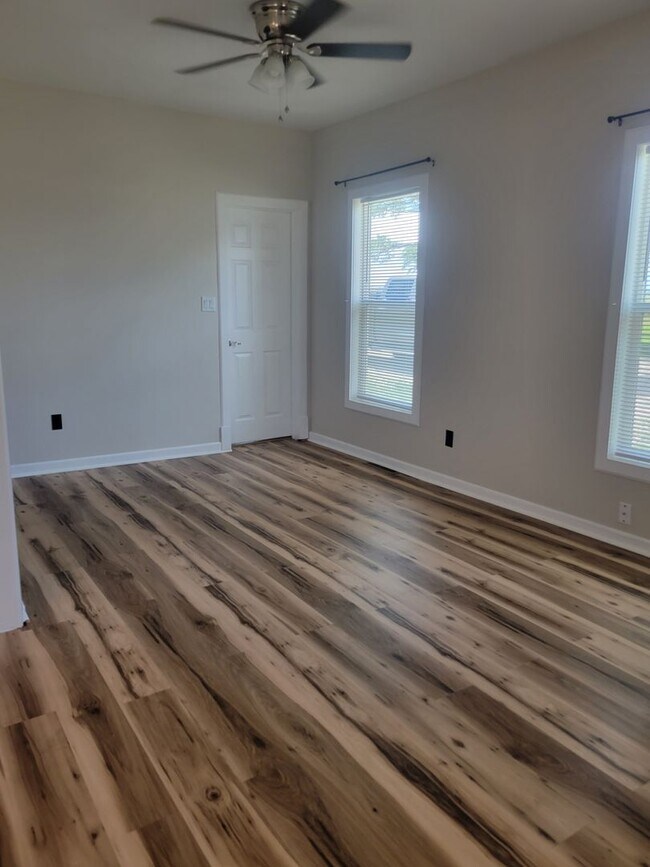 Building Photo - ALL PROSPECTIVE TENANTS MUST SUBMIT A $58 NON-REFUNDABLE APPLICATION FEE PER APPLICANT ONLINE AND...