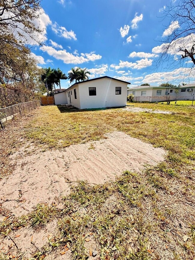 Building Photo - 4021 SW 27th St