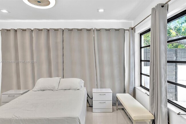 Building Photo - 1002 10th St