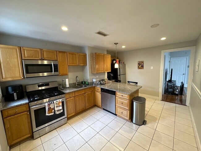 Building Photo - 602 Dorchester Ave