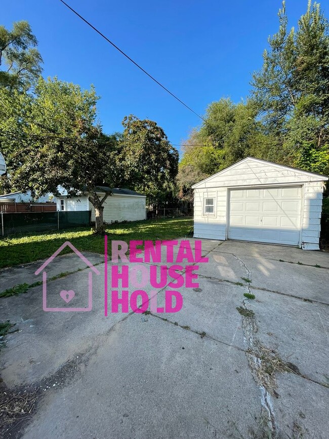 Building Photo - Cozy 3-Bedroom Bungalow for Rent: A Perfec...