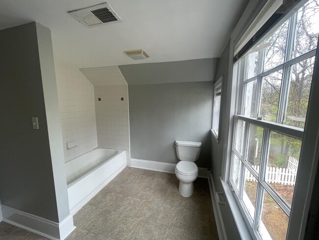 Building Photo - 911 Cherokee Ln