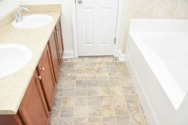 Building Photo - Charming 3-Bedroom Home