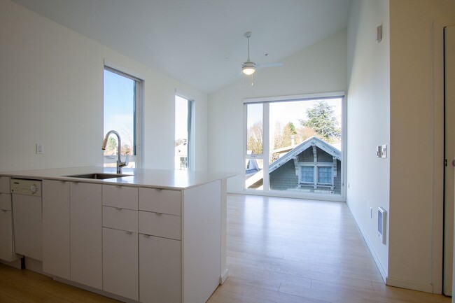 Building Photo - Chic Buckman Studio w/ Vaulted Ceilings, D...