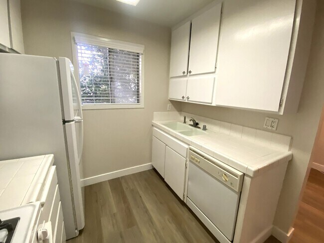 Building Photo - 2 Weeks Free Rent! 2 Bedroom Hermosa Beach Condo - Close to Everything!