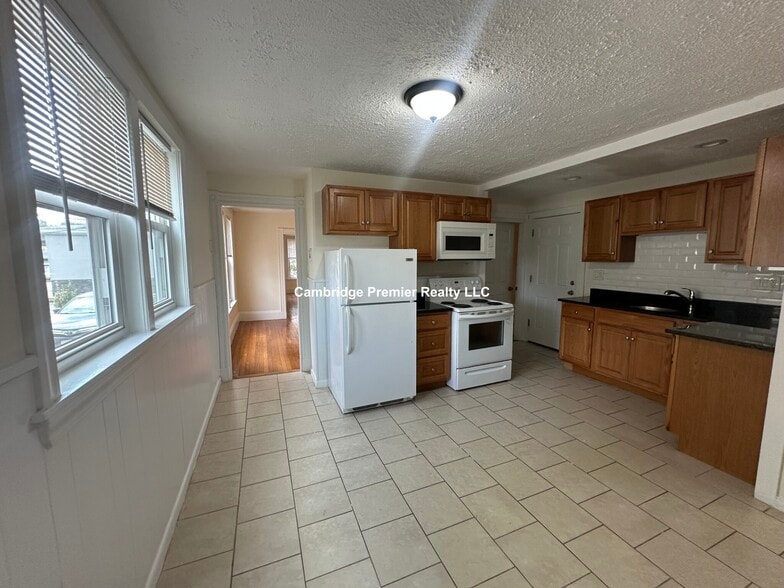 Building Photo - 55 Bonair St