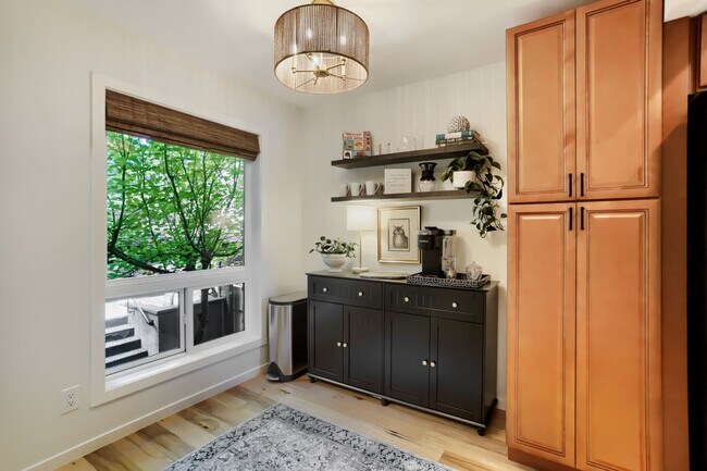 Building Photo - Lake Villas Condominiums ~ Redmond