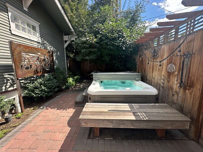 Building Photo - 607 NW Federal St