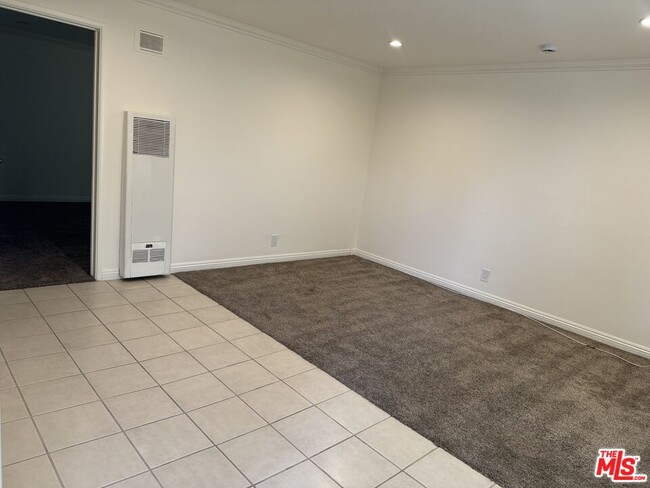 Building Photo - 2400 Vanderbilt Ln